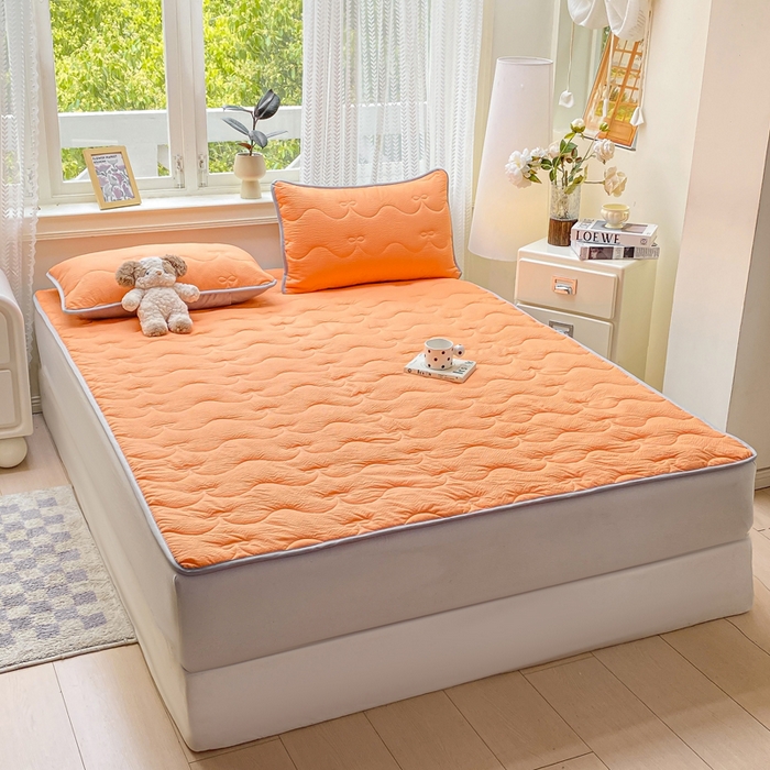 91家纺网 家纺一手货源 找家纺 麒东家纺 2026新款春夏泡泡纱夹棉床垫系列 橙色