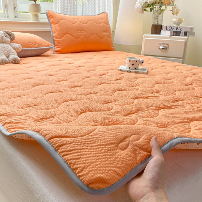91家纺网 家纺一手货源 找家纺 麒东家纺 2026新款春夏泡泡纱夹棉床垫系列 橙色