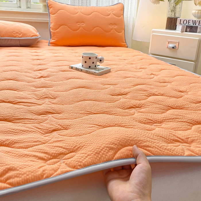91家纺网 家纺一手货源 找家纺 麒东家纺 2026新款春夏泡泡纱夹棉床垫系列 橙色