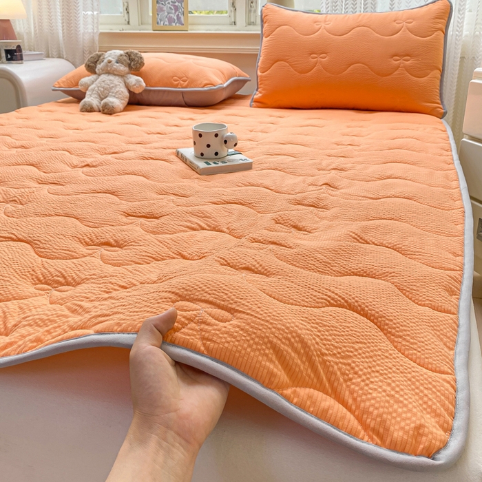 91家纺网 家纺一手货源 找家纺 麒东家纺 2026新款春夏泡泡纱夹棉床垫系列 橙色