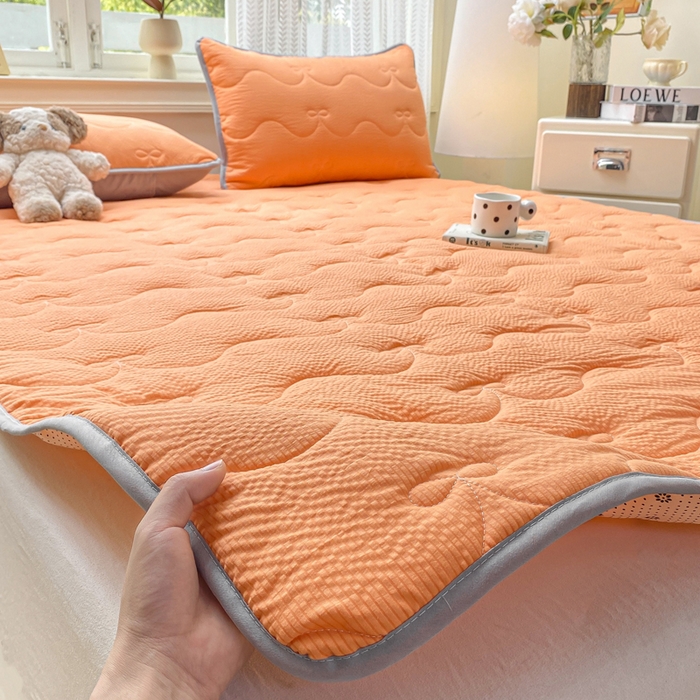 91家纺网 家纺一手货源 找家纺 麒东家纺 2026新款春夏泡泡纱夹棉床垫系列 橙色