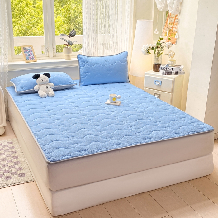 91家纺网 家纺一手货源 找家纺 麒东家纺 2026新款春夏泡泡纱夹棉床垫系列 宝蓝