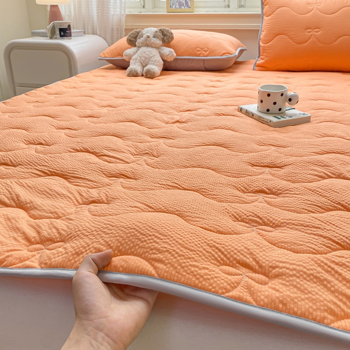 91家纺网 家纺一手货源 找家纺 麒东家纺 2026新款春夏泡泡纱夹棉床垫系列 橙色