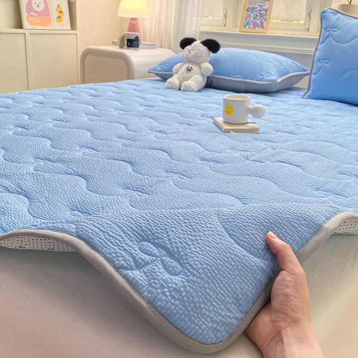 91家纺网 家纺一手货源 找家纺 麒东家纺 2026新款春夏泡泡纱夹棉床垫系列 宝蓝