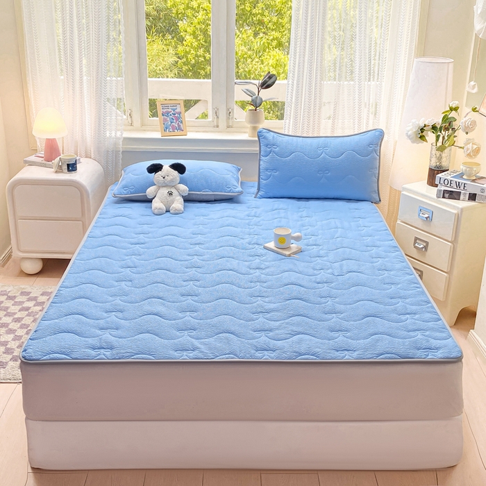 91家纺网 家纺一手货源 找家纺 麒东家纺 2026新款春夏泡泡纱夹棉床垫系列 宝蓝