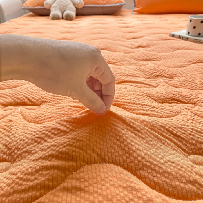 91家纺网 家纺一手货源 找家纺 麒东家纺 2026新款春夏泡泡纱夹棉床垫系列 橙色