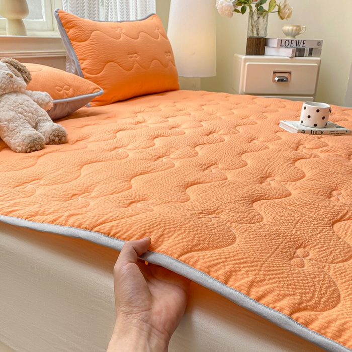 91家纺网 家纺一手货源 找家纺 麒东家纺 2026新款春夏泡泡纱夹棉床垫系列 橙色