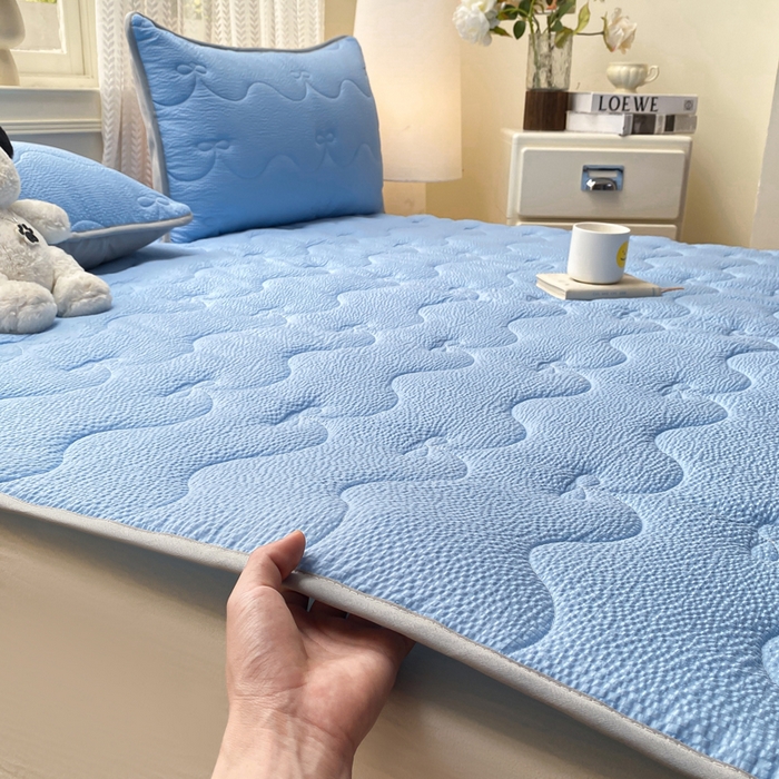 91家纺网 家纺一手货源 找家纺 麒东家纺 2026新款春夏泡泡纱夹棉床垫系列 宝蓝