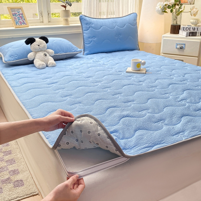 91家纺网 家纺一手货源 找家纺 麒东家纺 2026新款春夏泡泡纱夹棉床垫系列 宝蓝