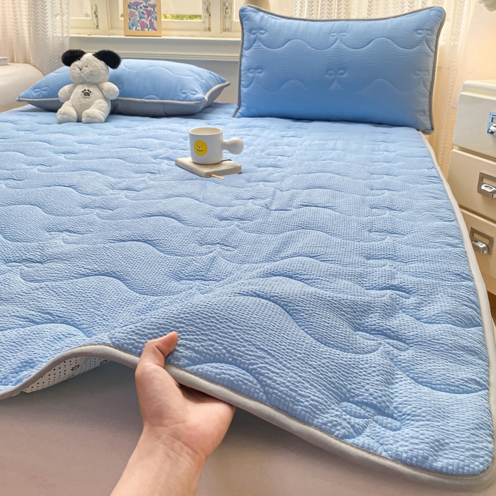 91家纺网 家纺一手货源 找家纺 麒东家纺 2026新款春夏泡泡纱夹棉床垫系列 宝蓝