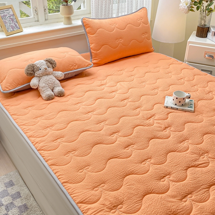 91家纺网 家纺一手货源 找家纺 麒东家纺 2026新款春夏泡泡纱夹棉床垫系列 橙色