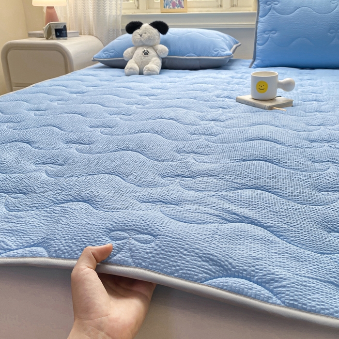 91家纺网 家纺一手货源 找家纺 麒东家纺 2026新款春夏泡泡纱夹棉床垫系列 宝蓝