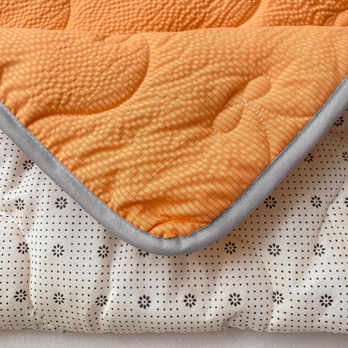 91家纺网 家纺一手货源 找家纺 麒东家纺 2026新款春夏泡泡纱夹棉床垫系列 橙色