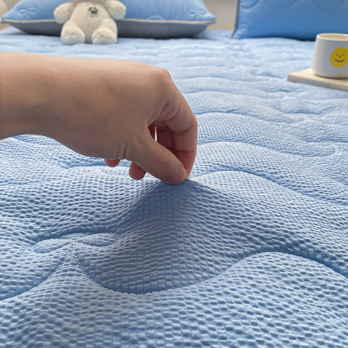 91家纺网 家纺一手货源 找家纺 麒东家纺 2026新款春夏泡泡纱夹棉床垫系列 宝蓝