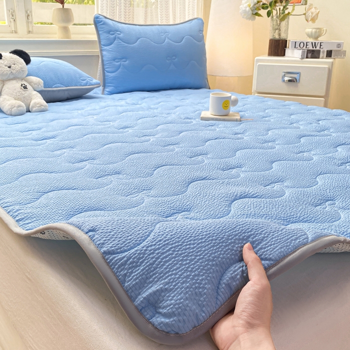 91家纺网 家纺一手货源 找家纺 麒东家纺 2026新款春夏泡泡纱夹棉床垫系列 宝蓝