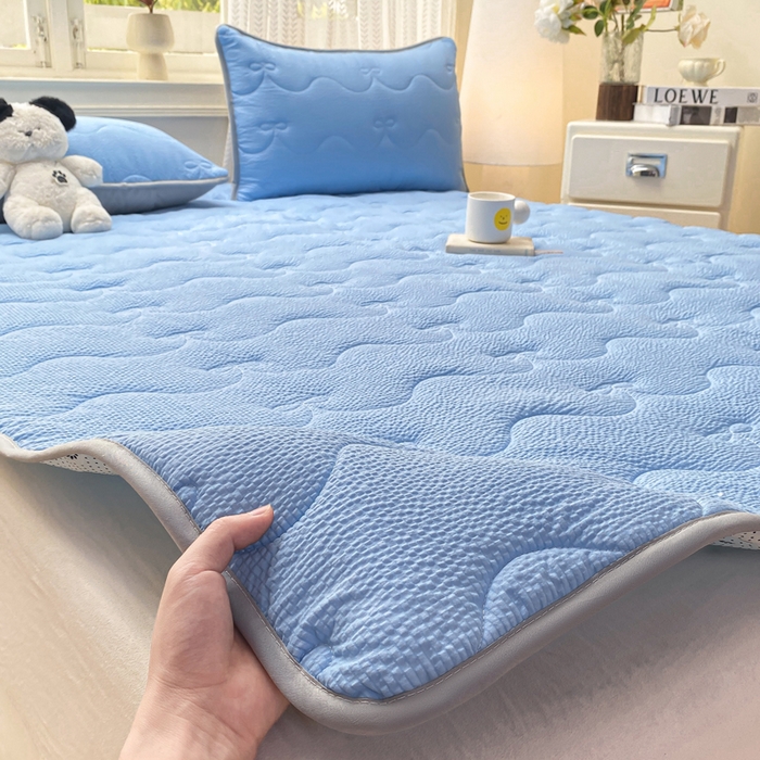 91家纺网 家纺一手货源 找家纺 麒东家纺 2026新款春夏泡泡纱夹棉床垫系列 宝蓝