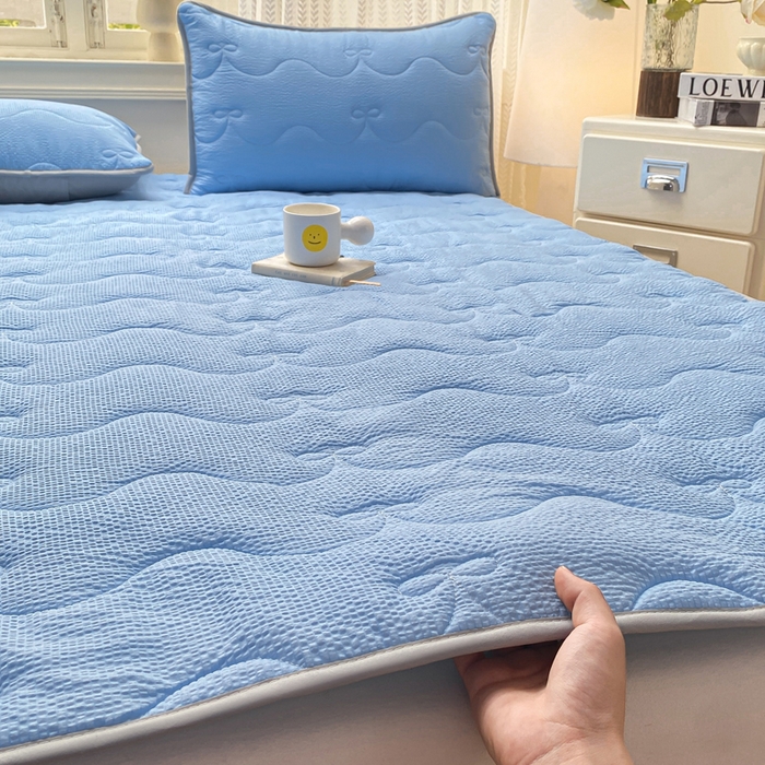 91家纺网 家纺一手货源 找家纺 麒东家纺 2026新款春夏泡泡纱夹棉床垫系列 宝蓝