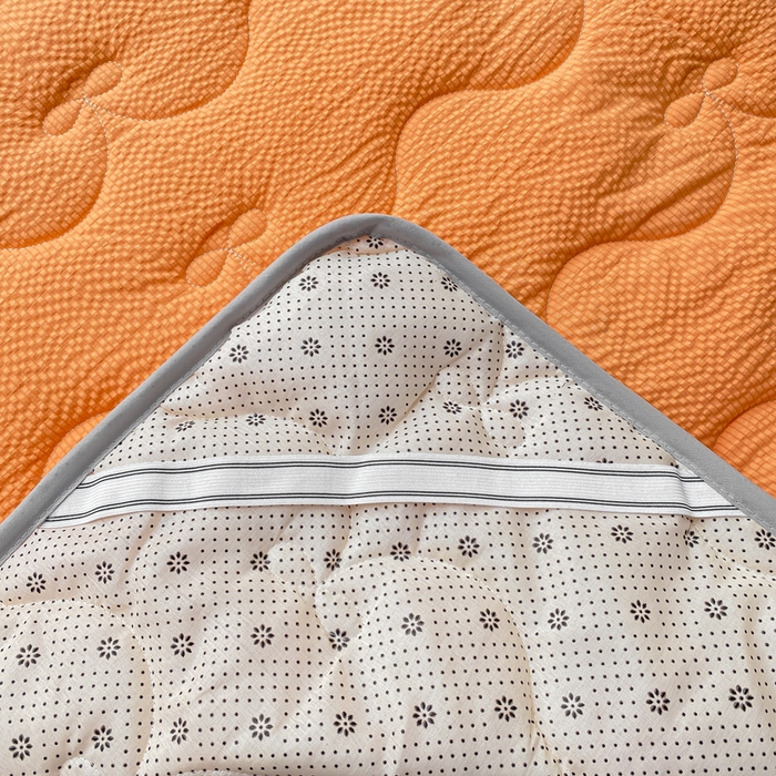 91家纺网 家纺一手货源 找家纺 麒东家纺 2026新款春夏泡泡纱夹棉床垫系列 橙色