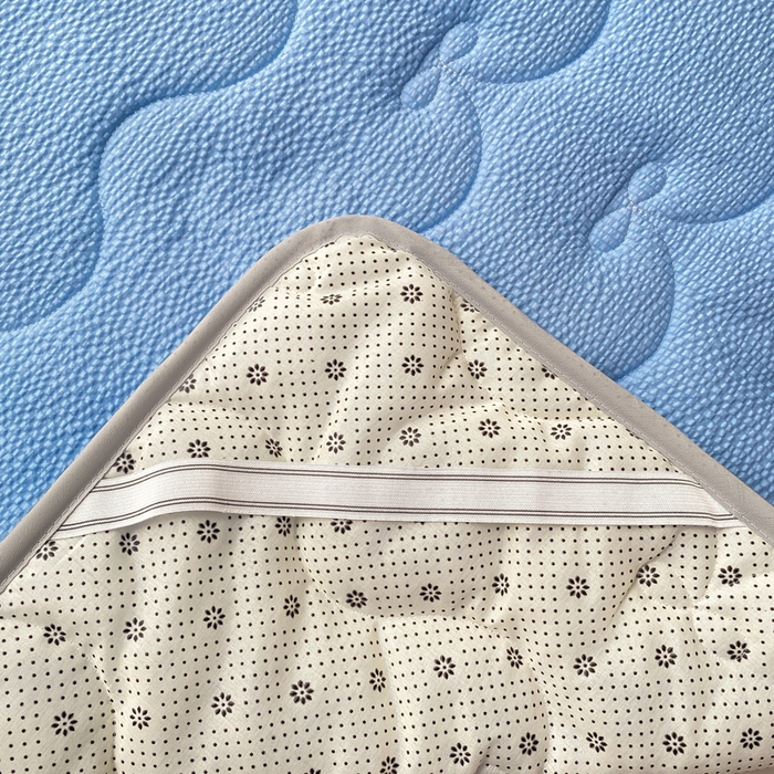 91家纺网 家纺一手货源 找家纺 麒东家纺 2026新款春夏泡泡纱夹棉床垫系列 宝蓝