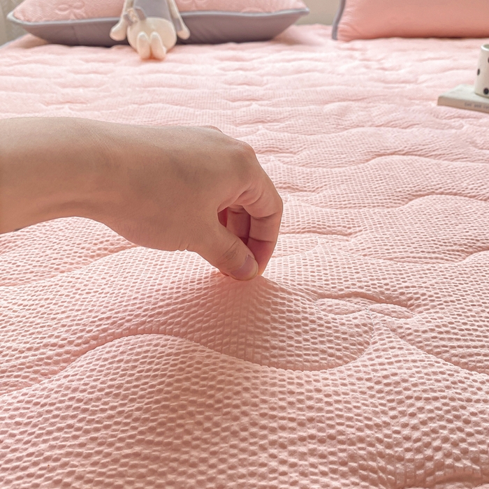 91家纺网 家纺一手货源 找家纺 麒东家纺 2026新款春夏泡泡纱夹棉床垫系列 玉色