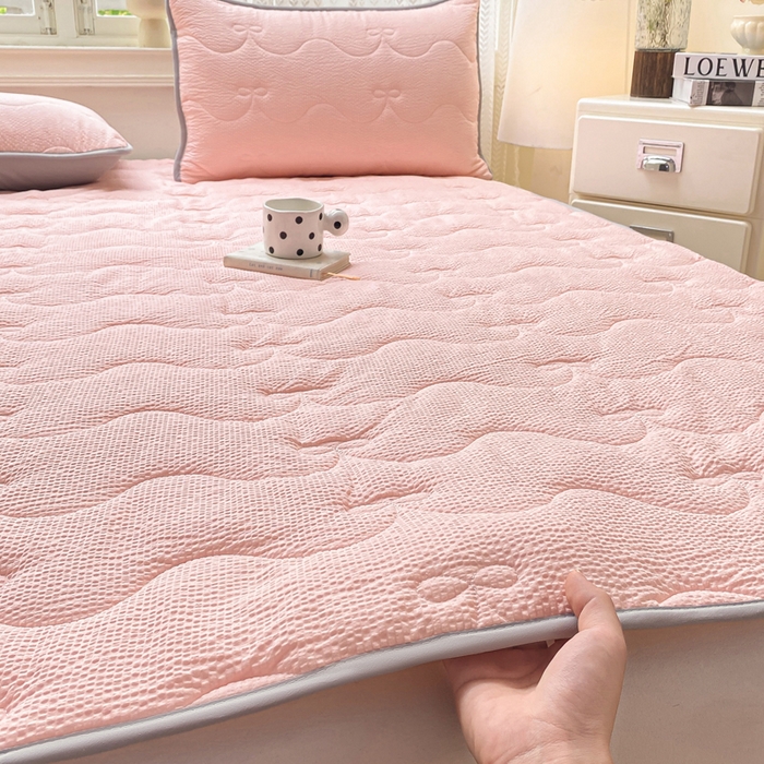 91家纺网 家纺一手货源 找家纺 麒东家纺 2026新款春夏泡泡纱夹棉床垫系列 玉色