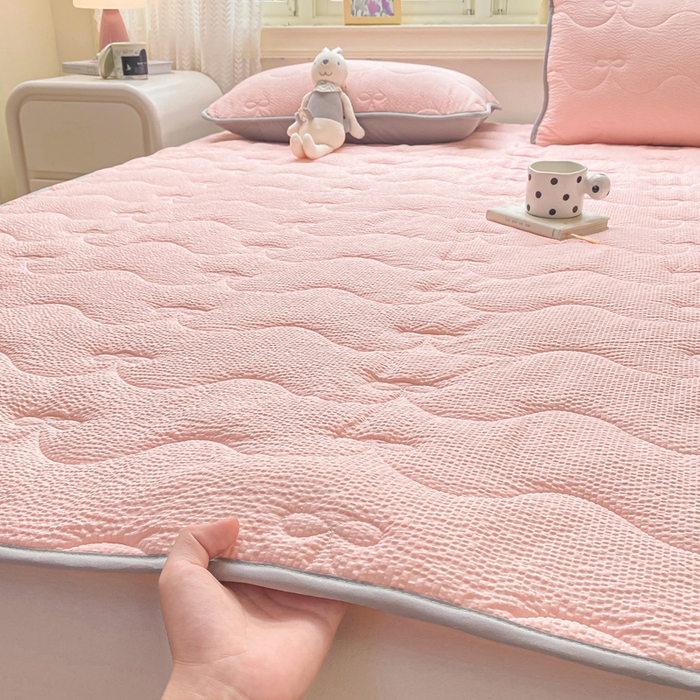 91家纺网 家纺一手货源 找家纺 麒东家纺 2026新款春夏泡泡纱夹棉床垫系列 玉色