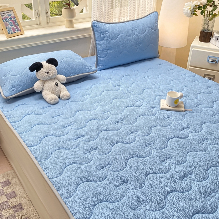 91家纺网 家纺一手货源 找家纺 麒东家纺 2026新款春夏泡泡纱夹棉床垫系列 宝蓝