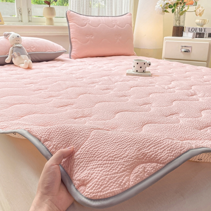 91家纺网 家纺一手货源 找家纺 麒东家纺 2026新款春夏泡泡纱夹棉床垫系列 玉色