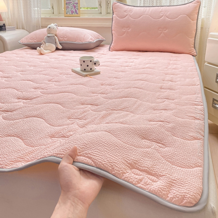 91家纺网 家纺一手货源 找家纺 麒东家纺 2026新款春夏泡泡纱夹棉床垫系列 玉色