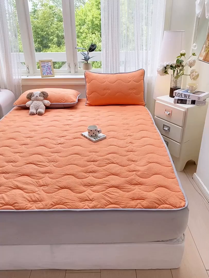 91家纺网 家纺一手货源 找家纺 麒东家纺 2026新款春夏泡泡纱夹棉床垫系列 橙色