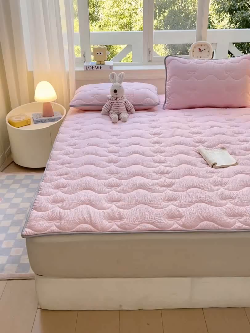 91家纺网 家纺一手货源 找家纺 麒东家纺 2026新款春夏泡泡纱夹棉床垫系列 粉色