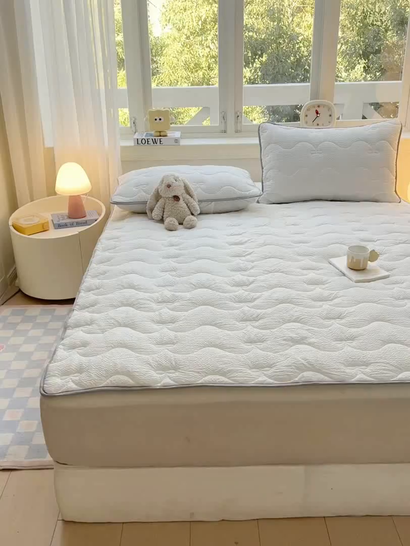 91家纺网 家纺一手货源 找家纺 麒东家纺 2026新款春夏泡泡纱夹棉床垫系列 白色