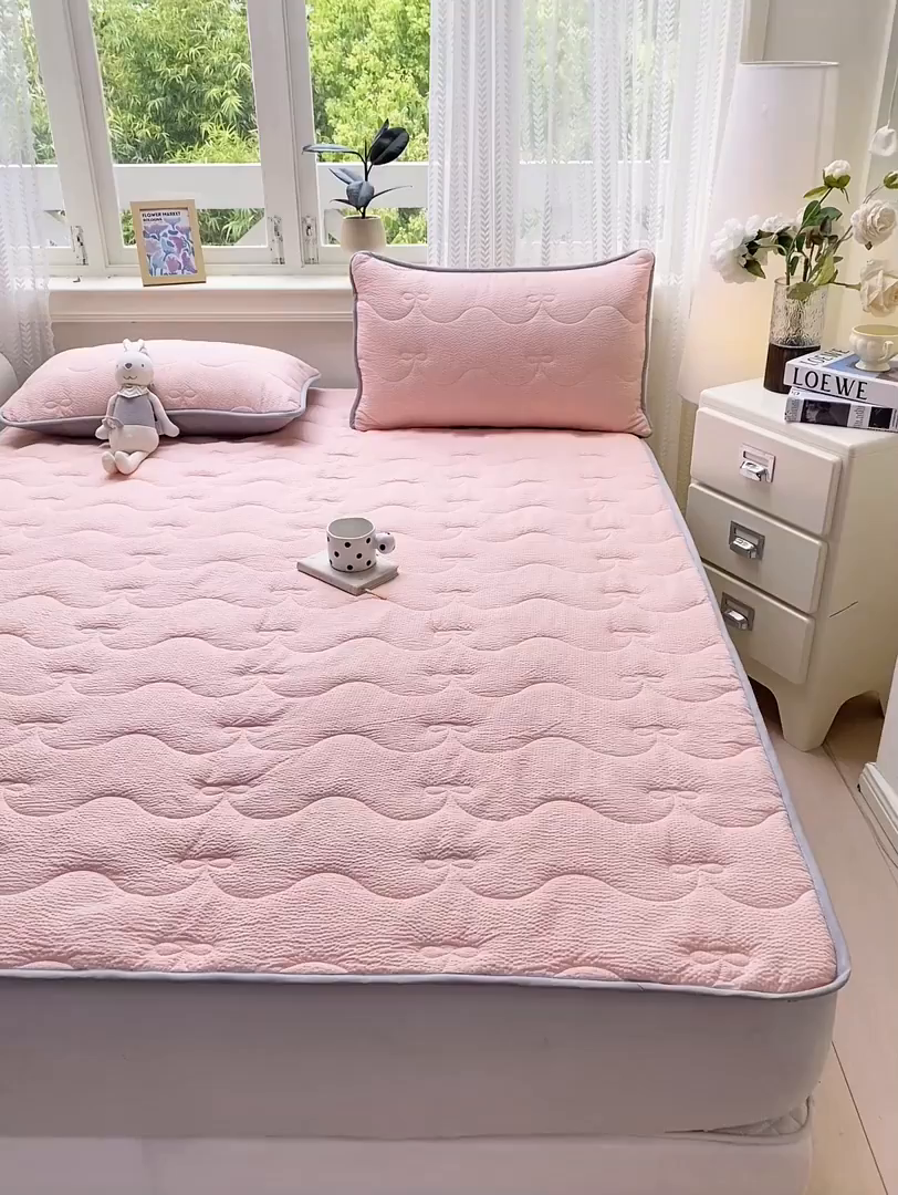 91家纺网 家纺一手货源 找家纺 麒东家纺 2026新款春夏泡泡纱夹棉床垫系列 玉色