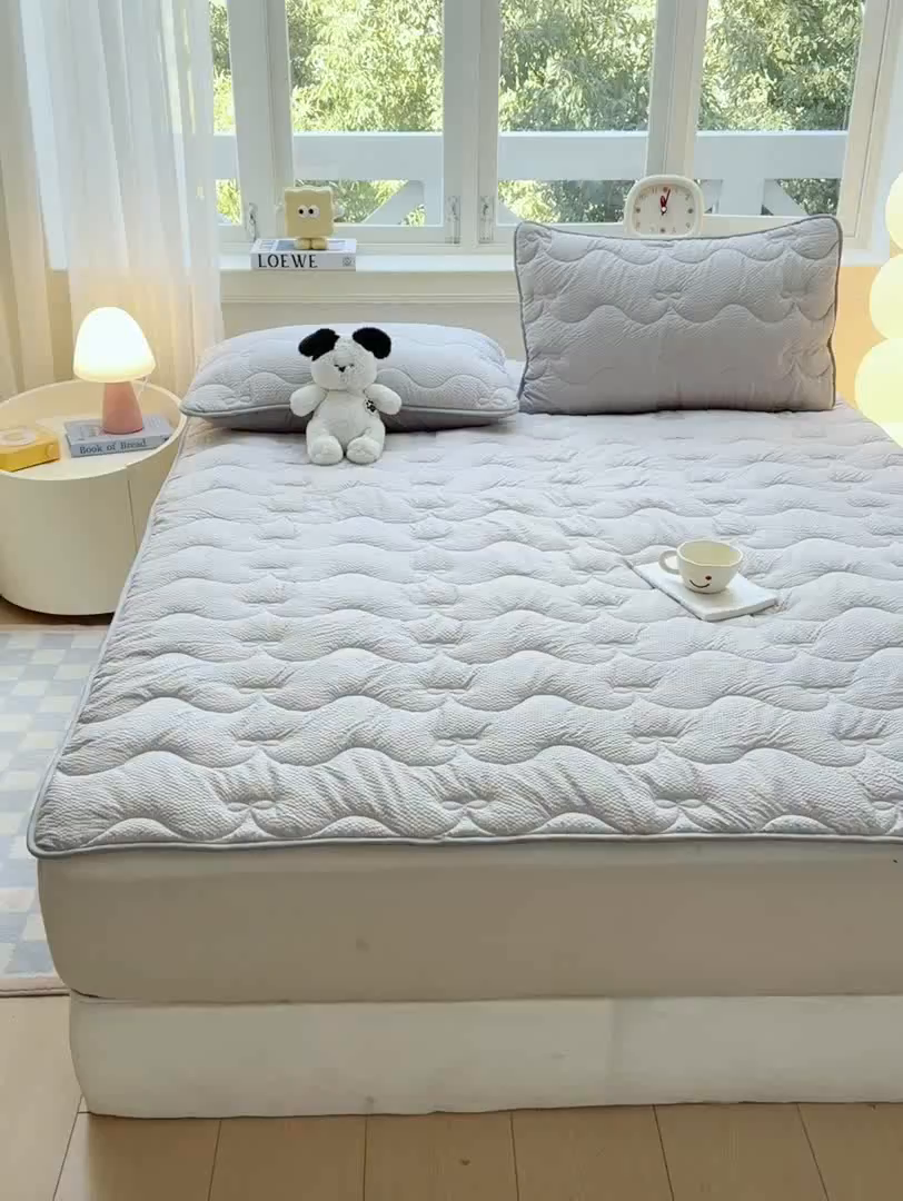91家纺网 家纺一手货源 找家纺 麒东家纺 2026新款春夏泡泡纱夹棉床垫系列 浅灰