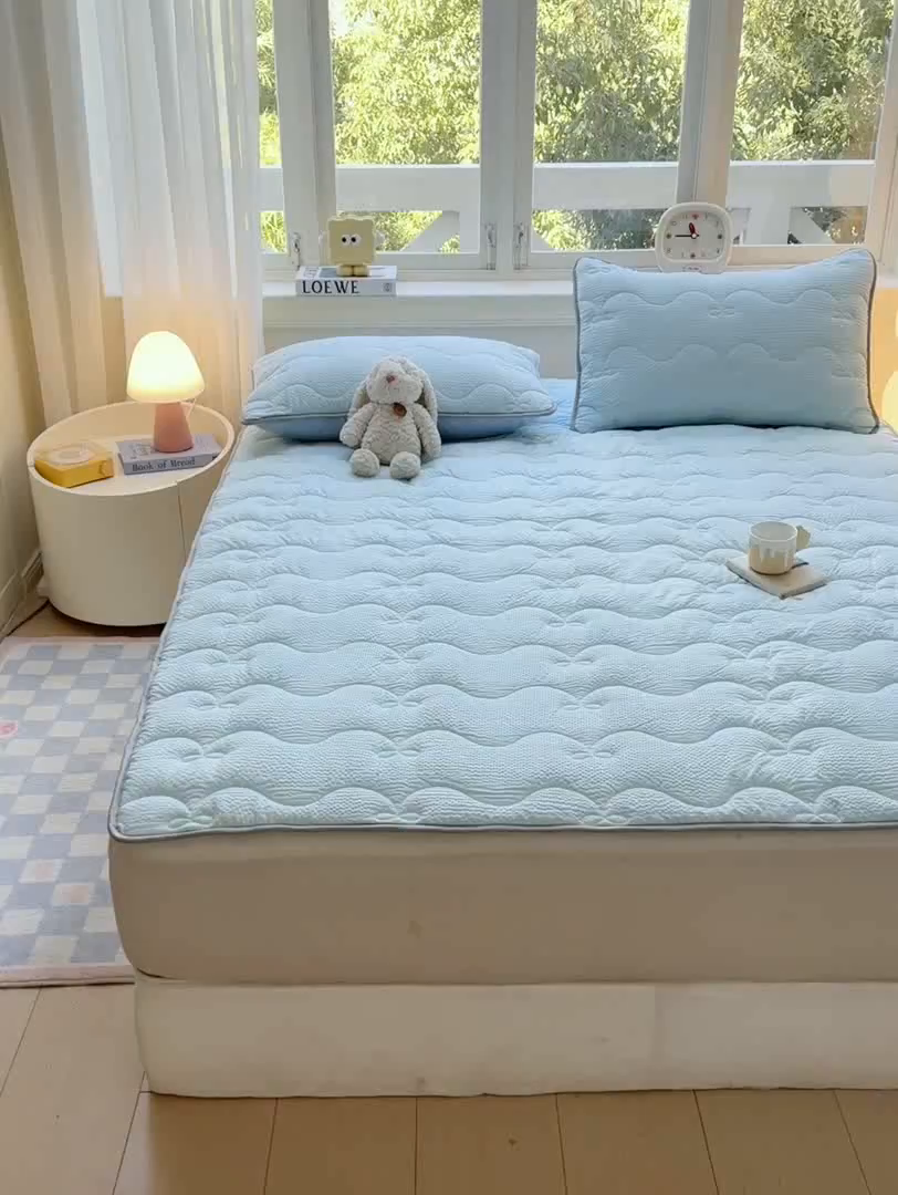 91家纺网 家纺一手货源 找家纺 麒东家纺 2026新款春夏泡泡纱夹棉床垫系列 天蓝