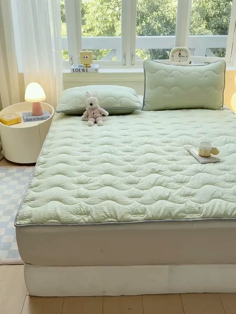 91家纺网 家纺一手货源 找家纺 麒东家纺 2026新款春夏泡泡纱夹棉床垫系列 绿色