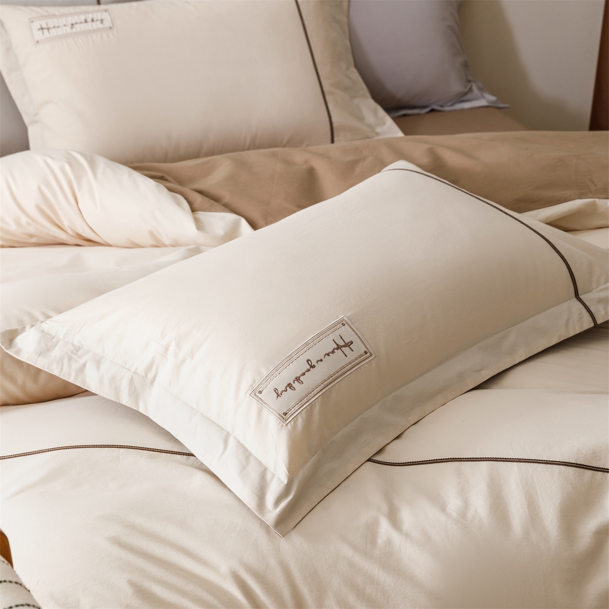 91家纺网 家纺一手货源 找家纺 艾莱家纺 2026新款A类水洗棉加厚绣花刺绣四件套-卡尔文 卡尔文-牛奶布丁