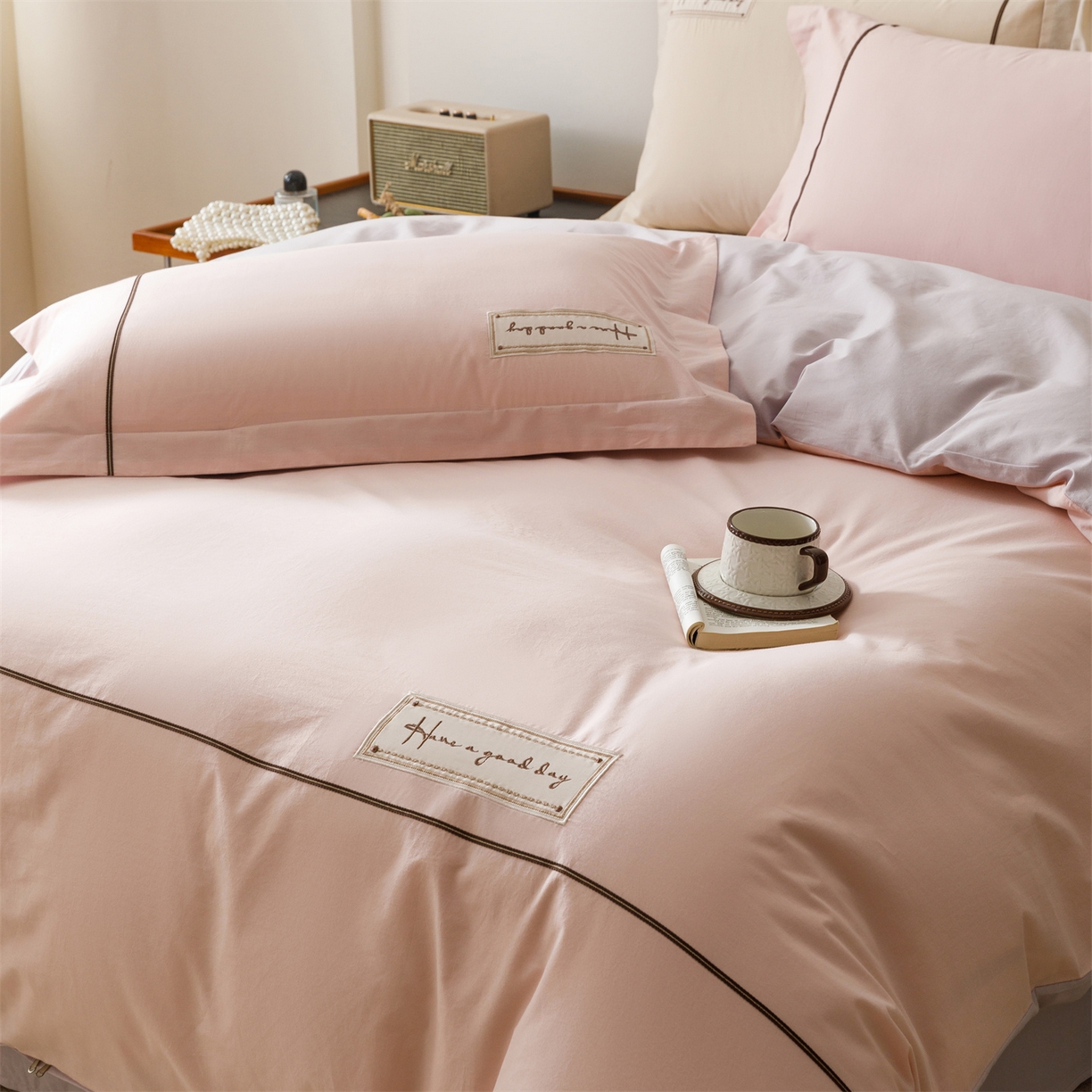 91家纺网 家纺一手货源 找家纺 艾莱家纺 2026新款A类水洗棉加厚绣花刺绣四件套-卡尔文 卡尔文-芝夏粉