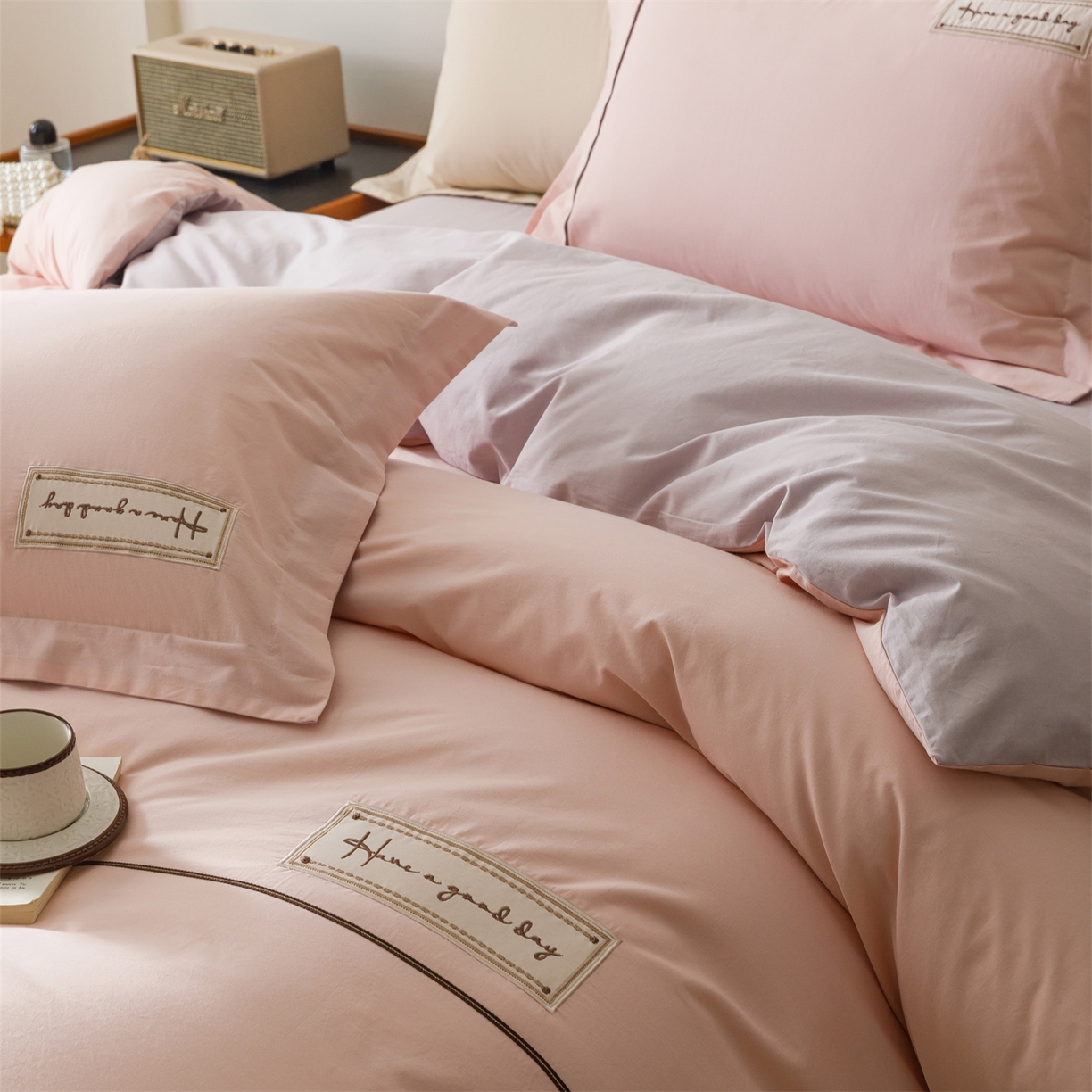 91家纺网 家纺一手货源 找家纺 艾莱家纺 2026新款A类水洗棉加厚绣花刺绣四件套-卡尔文 卡尔文-芝夏粉