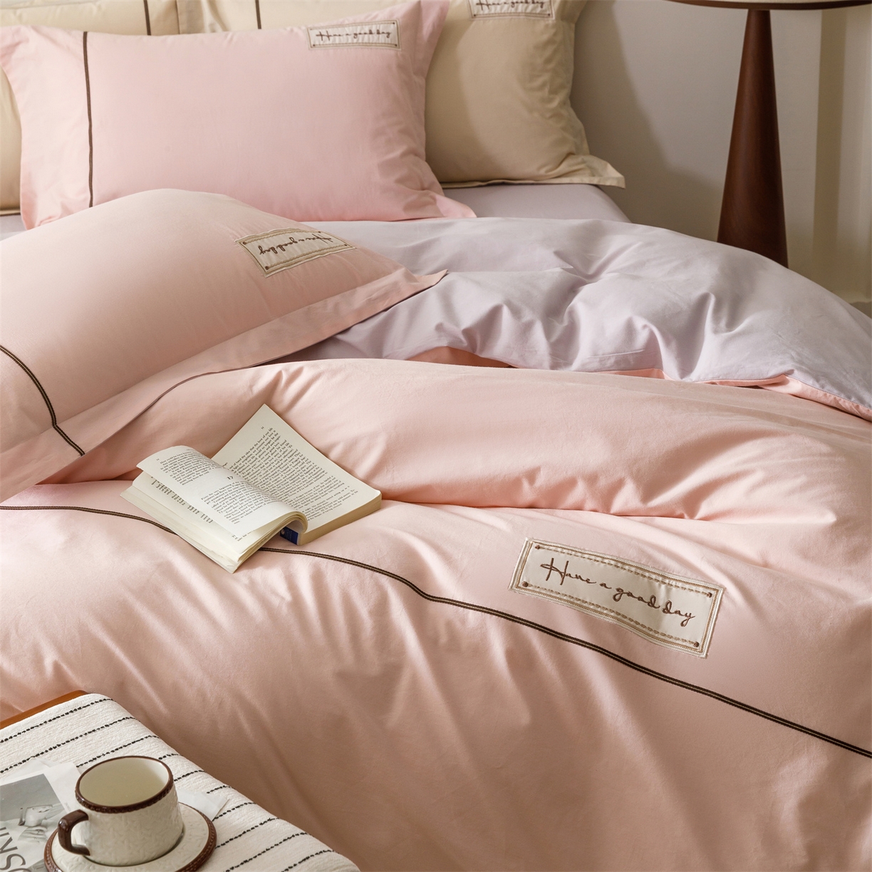 91家纺网 家纺一手货源 找家纺 艾莱家纺 2026新款A类水洗棉加厚绣花刺绣四件套-卡尔文 卡尔文-芝夏粉