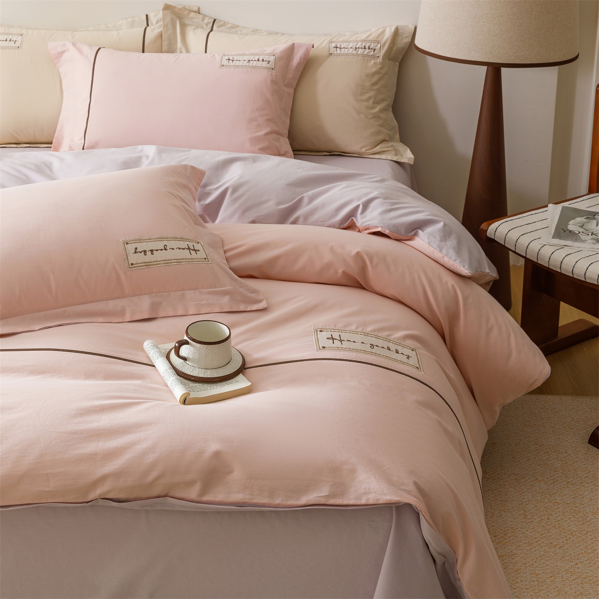 91家纺网 家纺一手货源 找家纺 艾莱家纺 2026新款A类水洗棉加厚绣花刺绣四件套-卡尔文 卡尔文-芝夏粉