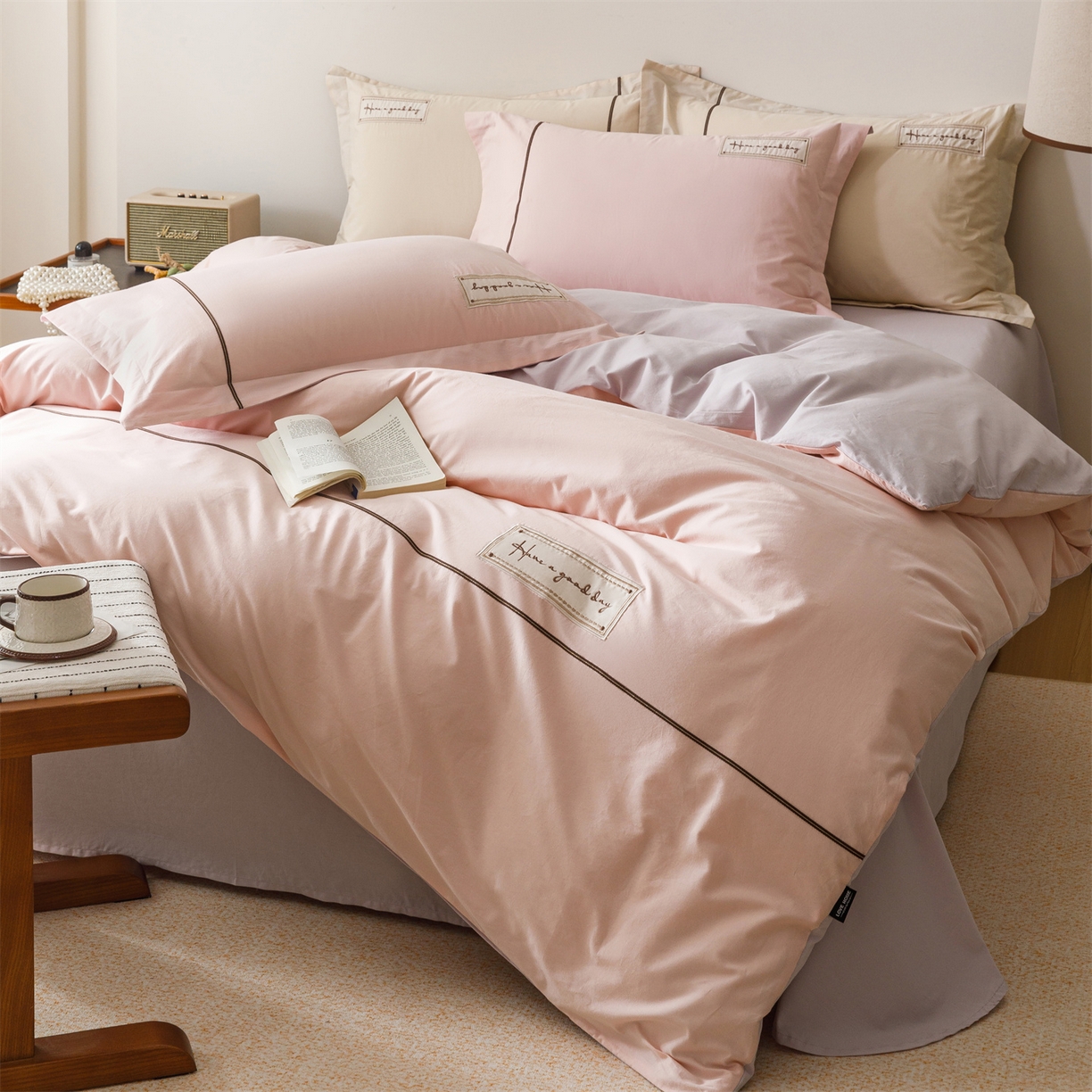 91家纺网 家纺一手货源 找家纺 艾莱家纺 2026新款A类水洗棉加厚绣花刺绣四件套-卡尔文 卡尔文-芝夏粉