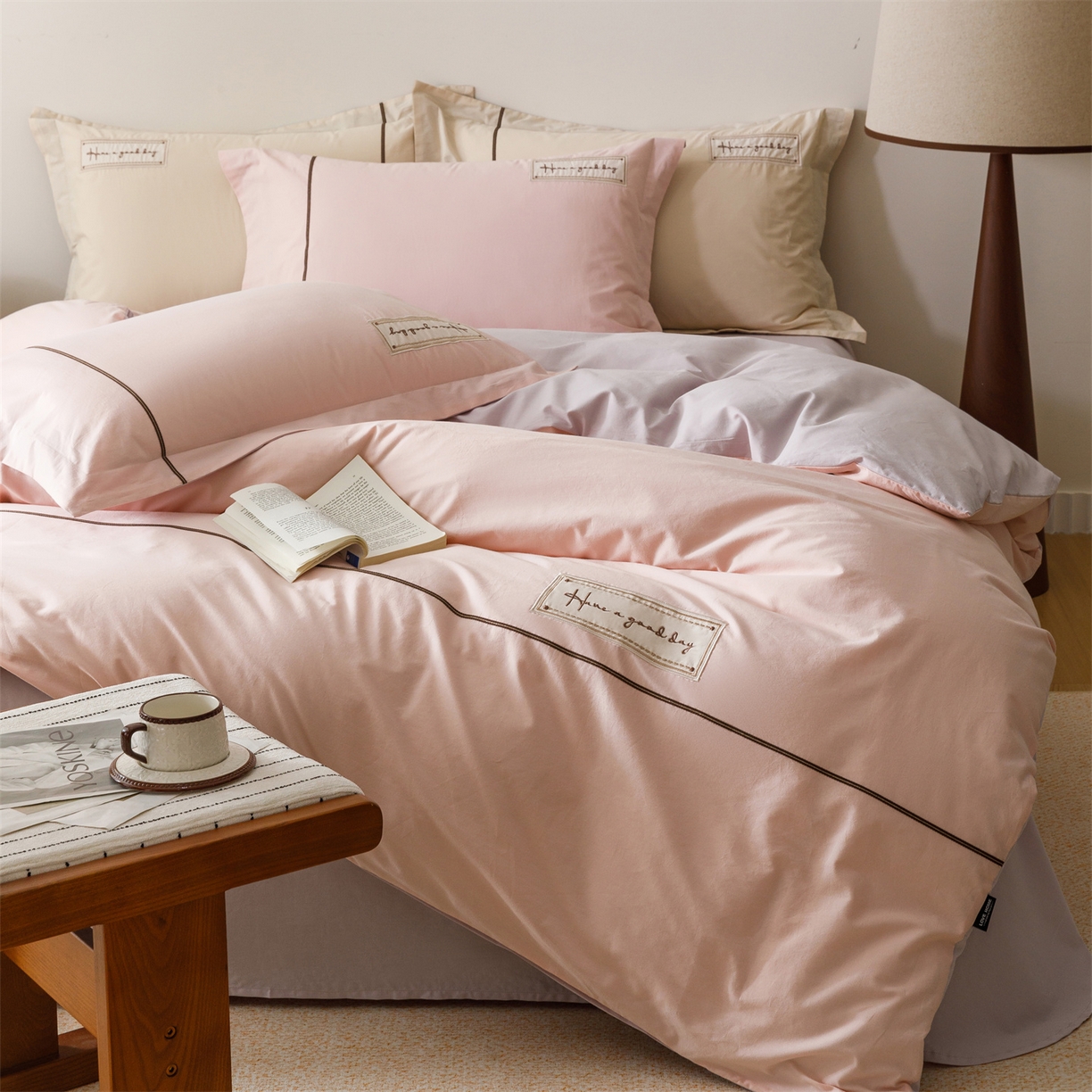 91家纺网 家纺一手货源 找家纺 艾莱家纺 2026新款A类水洗棉加厚绣花刺绣四件套-卡尔文 卡尔文-芝夏粉