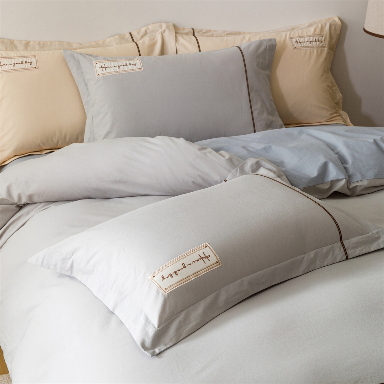 91家纺网 家纺一手货源 找家纺 艾莱家纺 2026新款A类水洗棉加厚绣花刺绣四件套-卡尔文 卡尔文-琥珀银