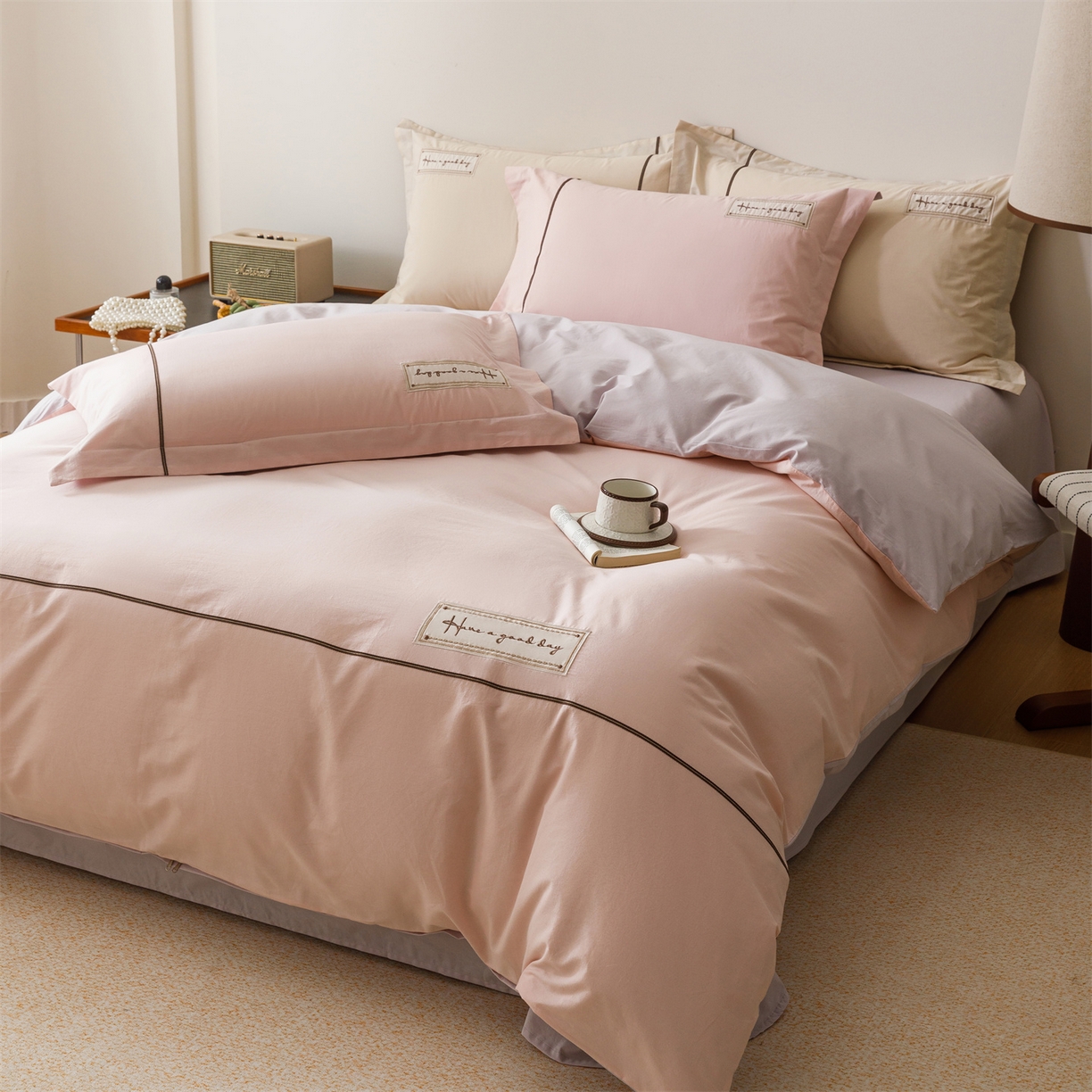 91家纺网 家纺一手货源 找家纺 艾莱家纺 2026新款A类水洗棉加厚绣花刺绣四件套-卡尔文 卡尔文-芝夏粉