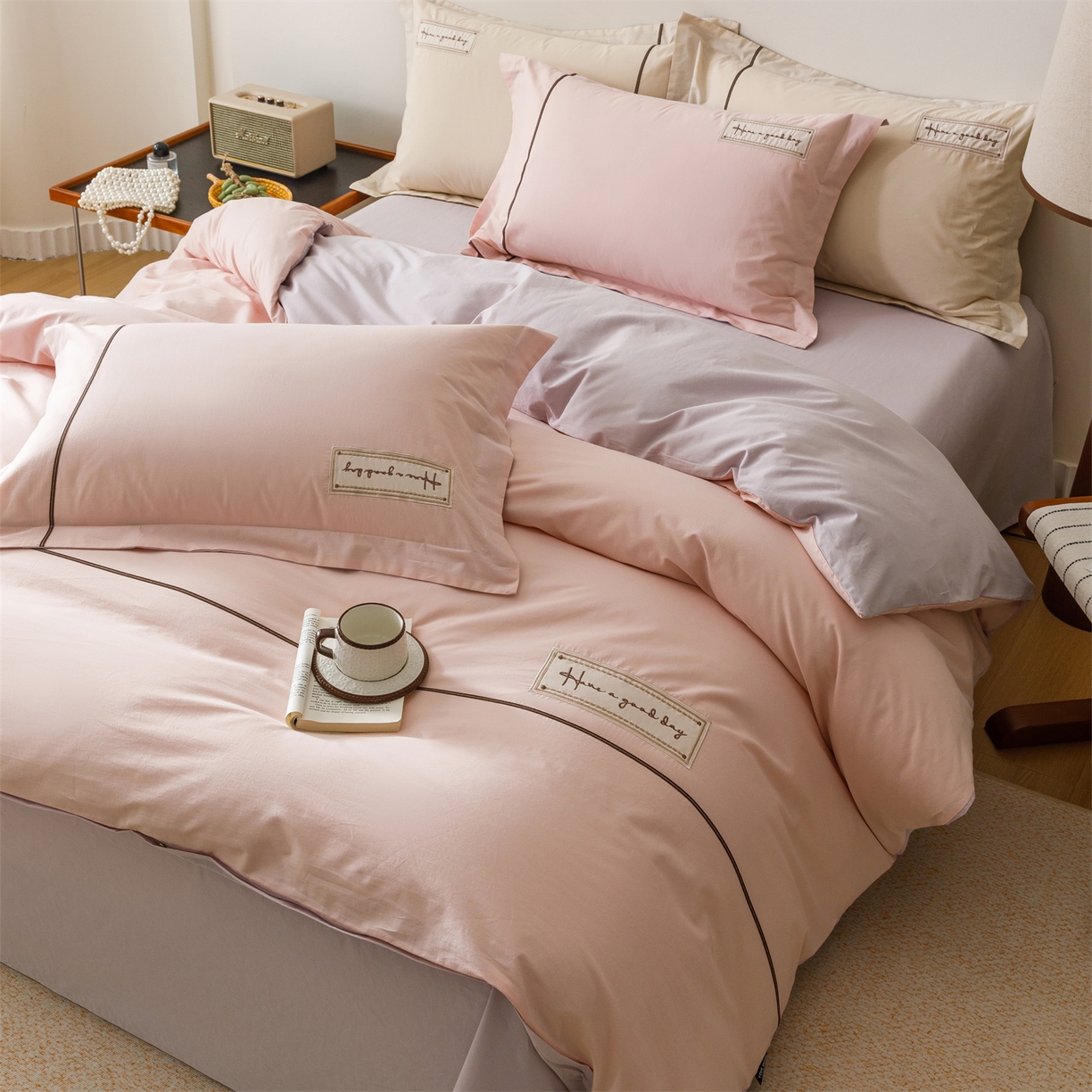 91家纺网 家纺一手货源 找家纺 艾莱家纺 2026新款A类水洗棉加厚绣花刺绣四件套-卡尔文 卡尔文-芝夏粉