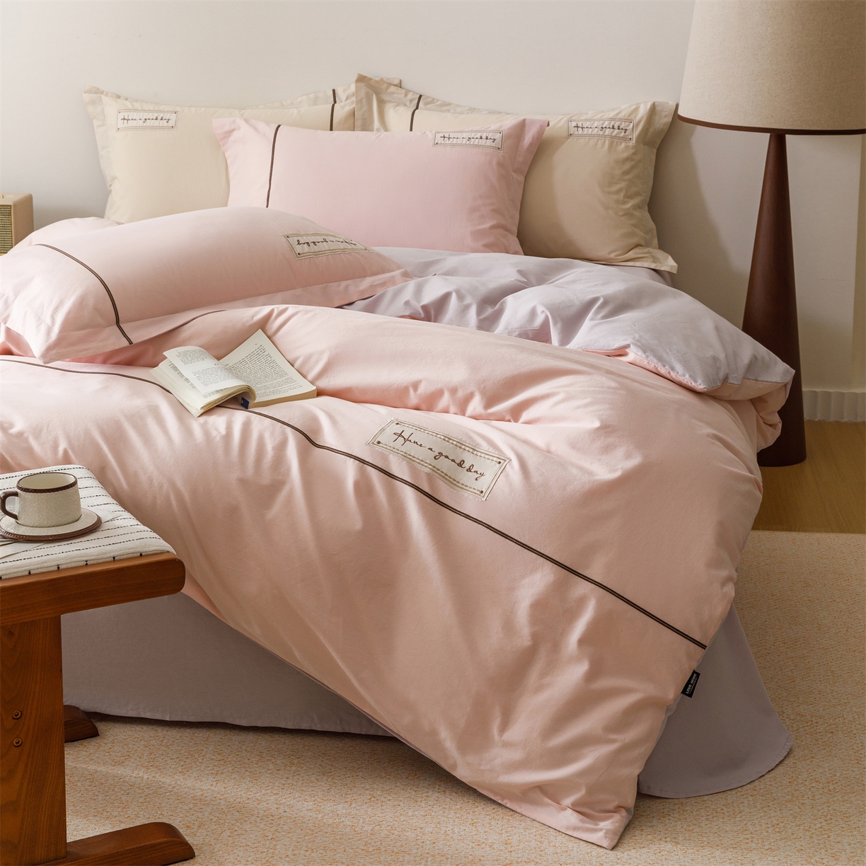 91家纺网 家纺一手货源 找家纺 艾莱家纺 2026新款A类水洗棉加厚绣花刺绣四件套-卡尔文 卡尔文-芝夏粉