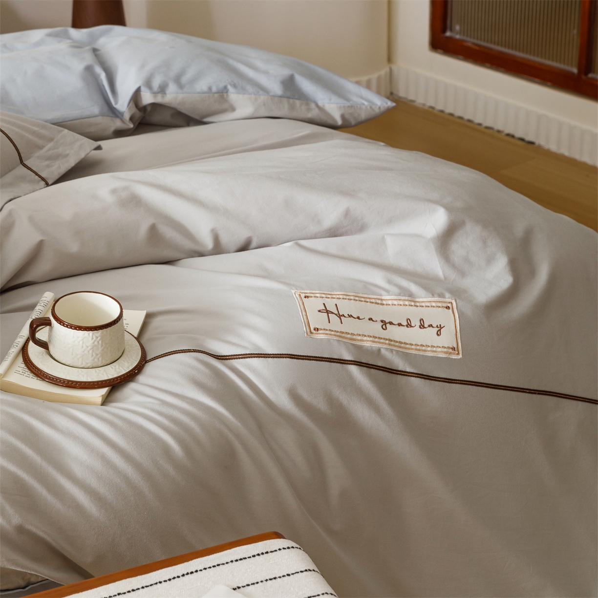 91家纺网 家纺一手货源 找家纺 艾莱家纺 2026新款A类水洗棉加厚绣花刺绣四件套-卡尔文 卡尔文-琥珀银