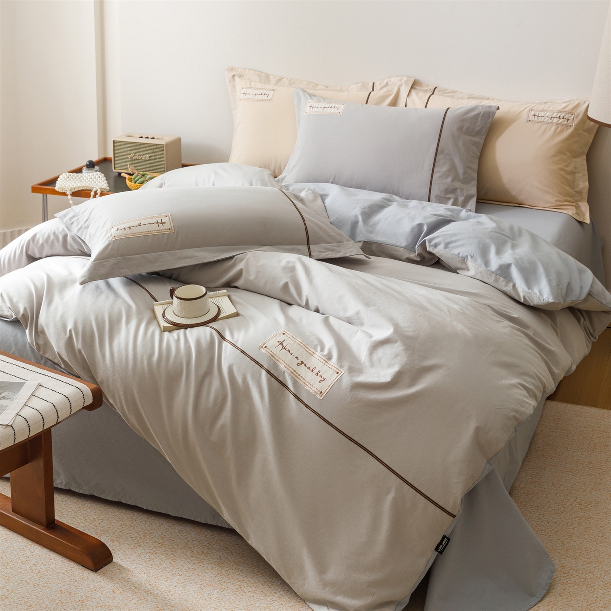 91家纺网 家纺一手货源 找家纺 艾莱家纺 2026新款A类水洗棉加厚绣花刺绣四件套-卡尔文 卡尔文-琥珀银