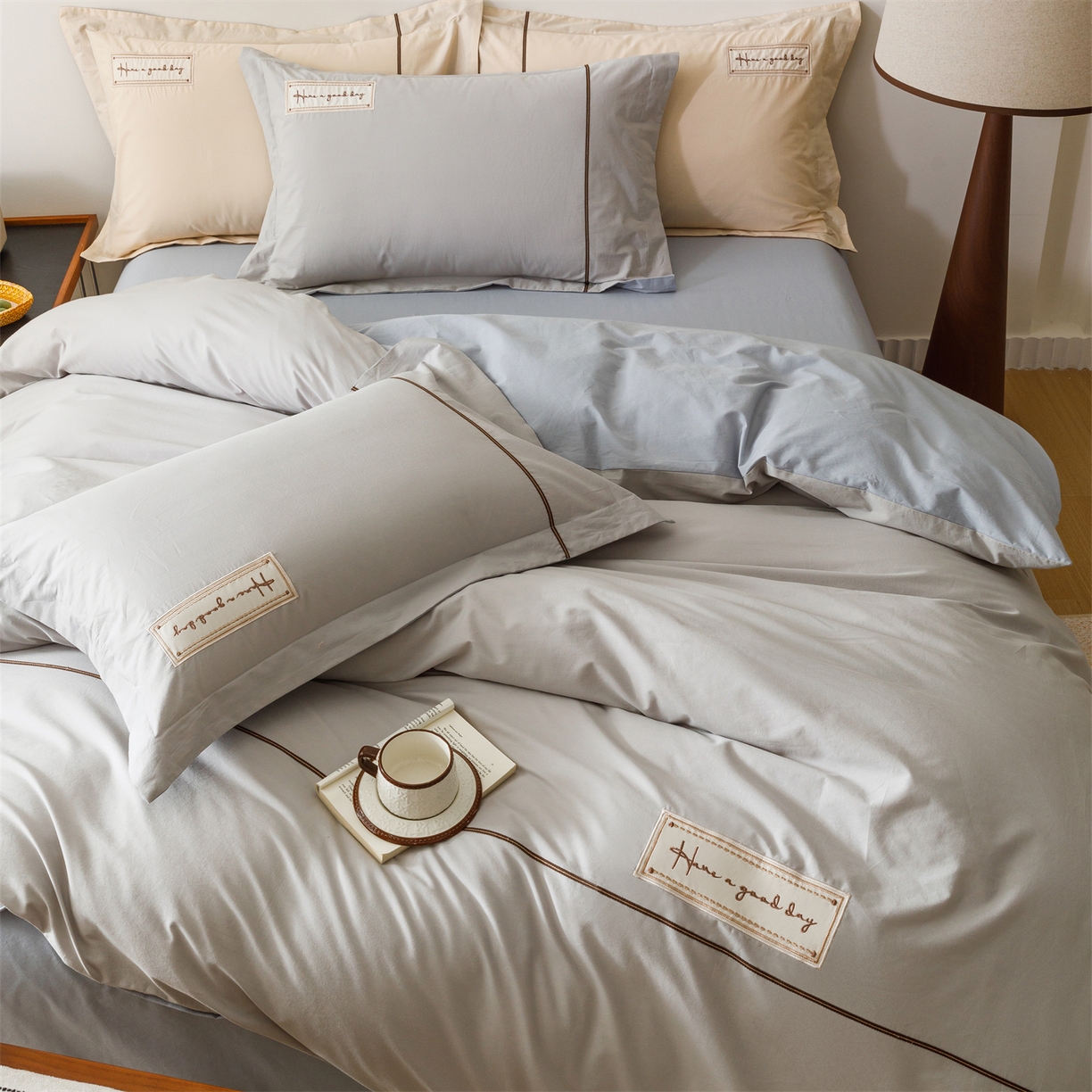 91家纺网 家纺一手货源 找家纺 艾莱家纺 2026新款A类水洗棉加厚绣花刺绣四件套-卡尔文 卡尔文-琥珀银